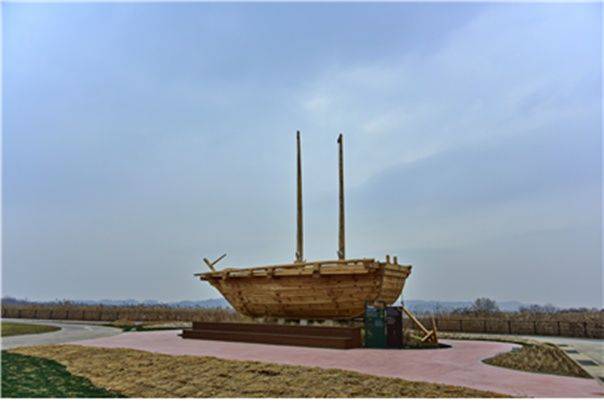 ⓒ금강가에 있는 라파엘호 모형