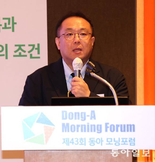 동아일보와 채널A는 27일 오전 서울 중구 롯데호텔에서 ‘건설산업 회복과 지속가능한 성장의 조건’이라는 주제로 열린 제43회 동아 모닝포럼을 개최했다. 전영준 한국건설산업연구원 미래산업정책연구실장은 이날 발표에서 “국내 건설산업이 어느 때보다 어려운 시기를 지나고 있다”고 진단했다. 변영욱 기자 cut@donga.com