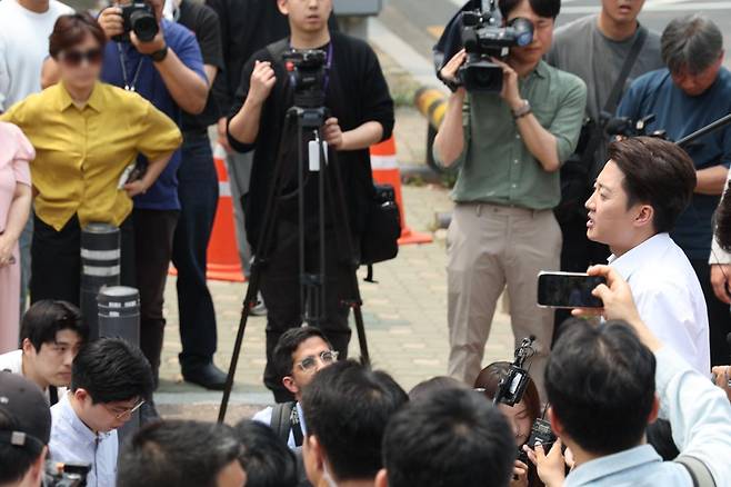 이준석 개혁신당 대선 후보가 28일 서울 여의도 여의도공원에서 유세를 마치고 백브리핑을 하는 도중 한 시민으로부터 이 후보가 전날 토론회에서 여성 신체를 묘사하며 젓가락 발언을 한 것에 대한 항의를 받고 있다. 2025.05.28. 뉴시스