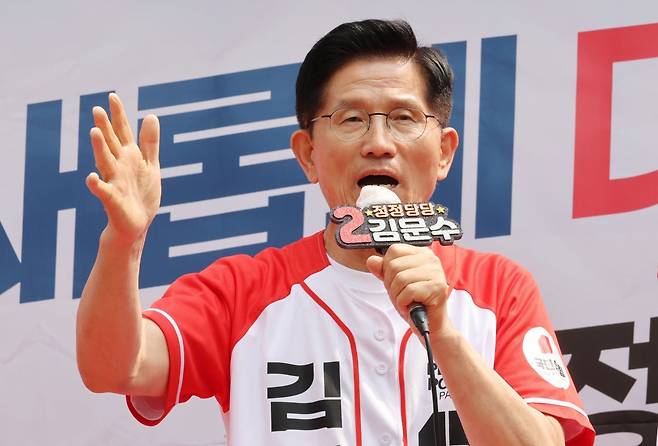 김문수 국민의힘 대통령 후보가 28일 오후 경남 양산시 거리 유세에서 시민들에게 지지를 호소하고 있다. 2025.5.28. 뉴스1