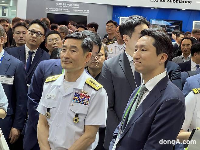 정기선 HD현대 부회장(오른쪽)과 양용모 해군참모총장이 HD현대 칵테일리셉션에 참석했다. 정기선 HD현대 부회장은 행사가 끝날 때까지 부스에서 군 주요 관계자들을 응대했다.