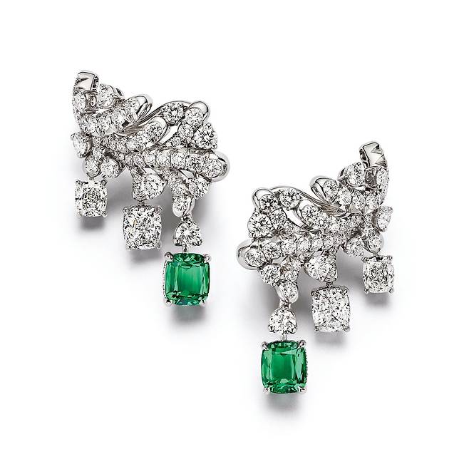언힌스드 에메랄드와 다이아몬드를 세팅한 오션 플로라 에메랄드 이어링.