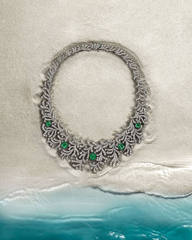 1351개의 라운드 브릴리언트 컷 다이아몬드를 세팅한 오션 플로라 에메랄드 네크리스.
