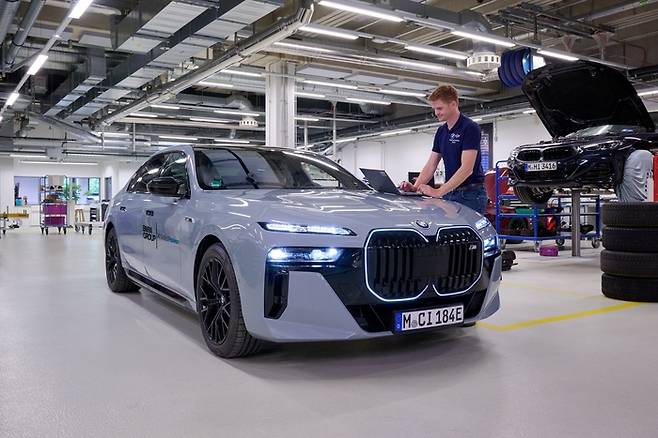 전고체 배터리를 탑재한 BMW i7 테스트카