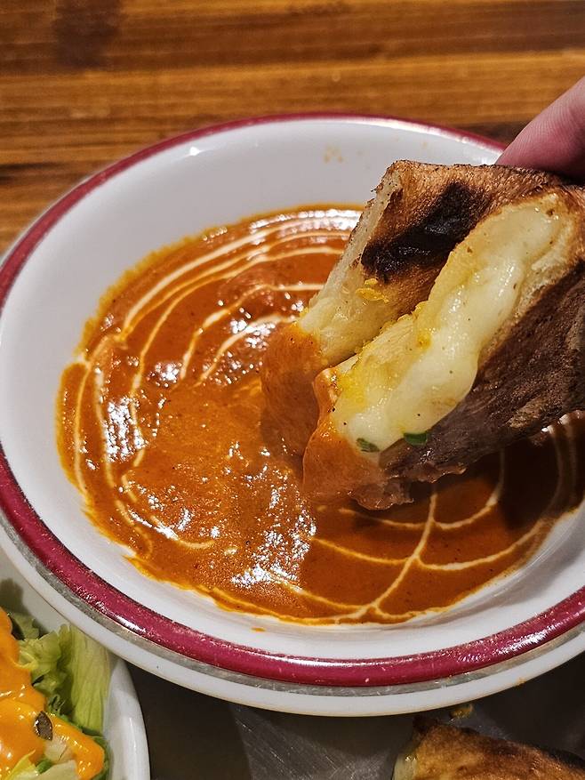 <도쿄맛집> 버터치킨커리에 갈릭치즈난 먹어요.jpg