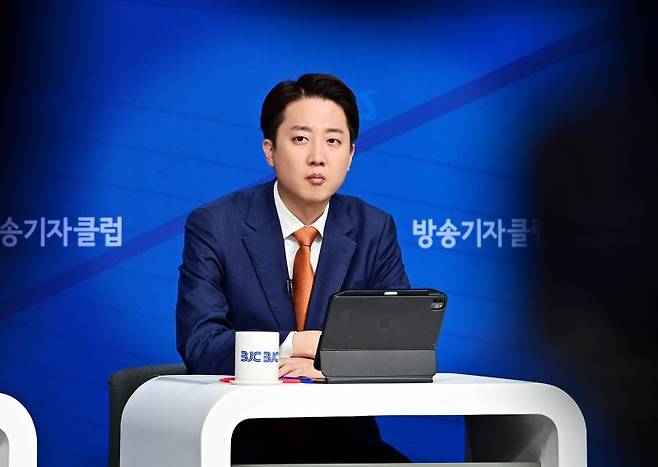 이준석 개혁신당 대선후보가 26일 오전 서울 양천구 한국방송회관에서 열린 한국방송기자클럽(BJC) 초청 토론회에 참석하고 있다. 뉴스1