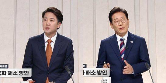 더불어민주당 이재명, 개혁신당 이준석 대선 후보가 27일 서울 마포구 상암동 MBC 스튜디오에서 진행된 정치 분야 TV토론회에서 발언하고 있다. TV토론 중계 갈무리