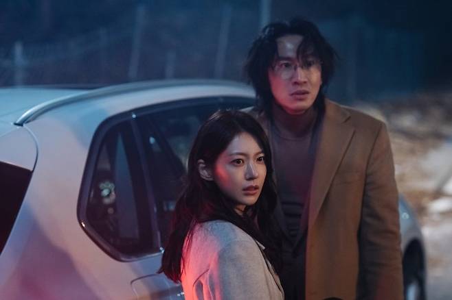 넷플릭스 시리즈 '악연'에 출연한 공승연과 이광수. 이 시리즈는 '폭싹 속았수다'를 제치고 국내 톱10에서 1위를 차지했다. 바이포엠스튜디오·넷플릭스 제공