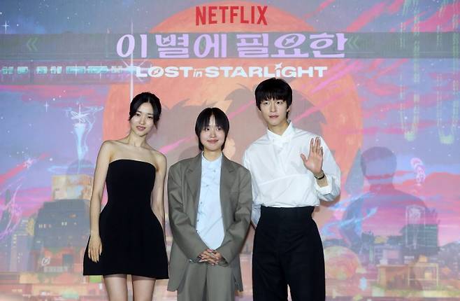 배우 김태리(왼쪽), 한지원 감독, 홍경이 27일 오후 서울 광진구 롯데시네마 건대입구에서 열린 넷플릭스 애니메이션 영화 '이 별에 필요한' 언론시사회에서 포즈를 취하고 있다. 뉴시스화상
