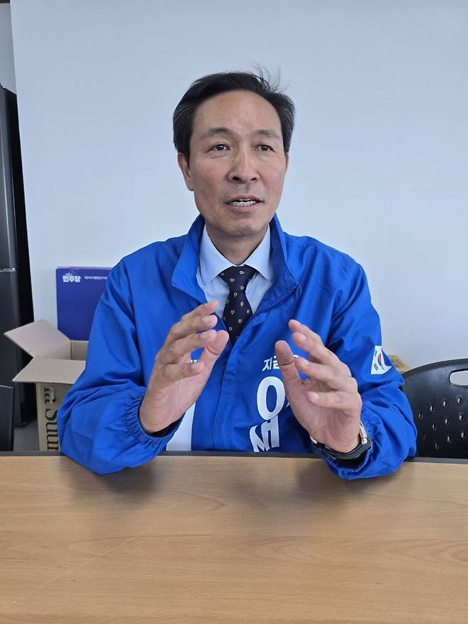 우상호 더불어민주당 공동상임선거대책위원장이 지난 27일 여의도 선거사무실에서 파이낸셜뉴스와 인터뷰를 갖고 이재명 대선 후보의 국정 운영 청사진을 비롯해 대선 중·종반 판세와 전망 등 주요 현안에 대한 입장을 밝히고 있다. 사진=김윤호 기자