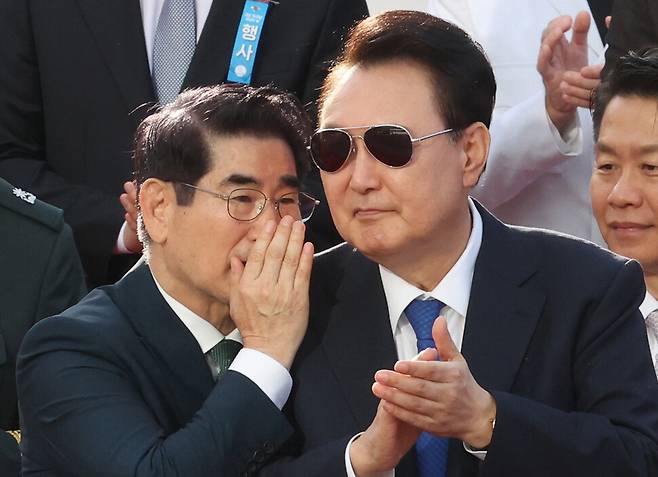 윤석열 대통령과 김용현 당시 국방부 장관이 지난 10월1일 서울 종로구 광화문광장에서 열린 제76주년 국군의 날 시가행진 행사에서 귀엣말을 하고 있다. 김태형 기자 xogud555@hani.co.kr