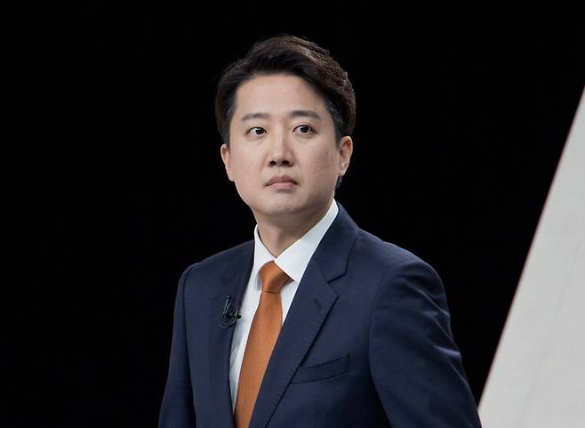 이준석 개혁신당 대통령 후보가 27일 서울 마포구 상암동 문화방송(MBC) 스튜디오에서 열린 정치 분야 TV토론회를 준비하고 있다. 국회사진기자단