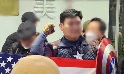 지난 2월10일 ‘캡틴 아메리카’ 복장을 하고 서울 중구 국가인권위원회 건물을 점거한 안병희씨의 모습. 연합뉴스