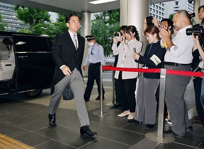 고이즈미 신지로 일본 농림수산상이 지난 21일 취임 뒤 취재진 앞을 지나고 있다. AFP 연합뉴스.