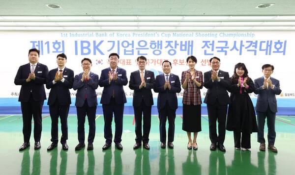 이범석 청주시장(왼쪽 넷째부터)과 김성태 IBK 기업은행장, 강연술 대한사격연맹 회장 등이 28일 충북 청주종합사격장에서 1회 IBK기업은행장배 전국사격대회 개막을 알리고 있다. 대한사격연맹 제공
