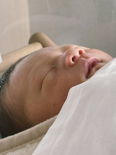 태어난 지 얼마 되지 않은 아기의 얼굴. 출산 뒤 병원에서 4박5일간 함께 지내며 솜털이 보송한 얼굴을 오랫동안 바라보았다. 사진 다나카 겐