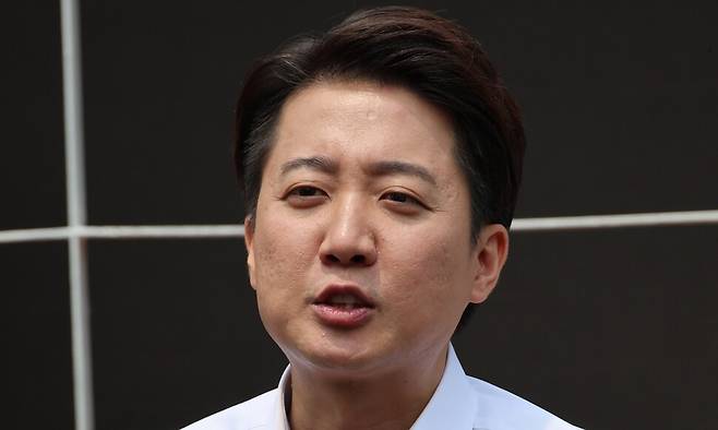 개혁신당 이준석 대선 후보가 사전투표를 하루 앞둔 28일 서울 여의도공원에서 유세를 마친 뒤 취재진의 질문에 답하고 있다. 연합뉴스