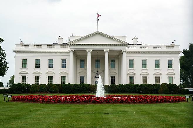 27일 미국 워싱턴디시(D.C.)의 백악관. 이날 트럼프 행정부는 이민 정책의 일환으로 새로운 유학생 비자 면접을 일시 중단한다고 발표했다. 워싱턴/EPA 연합뉴스