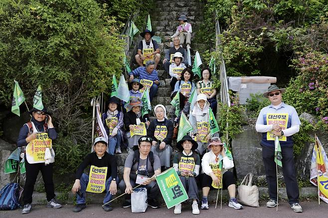 2030탈핵탈석탄탈송전탑 기후 순례단이 2025년 5월14일 오전 경기 구리시 망우고개에서 대선후보들에게 에너지전환 공약을 요구하는 행진 도중 휴식을 취하고 있다. 김명진 기자