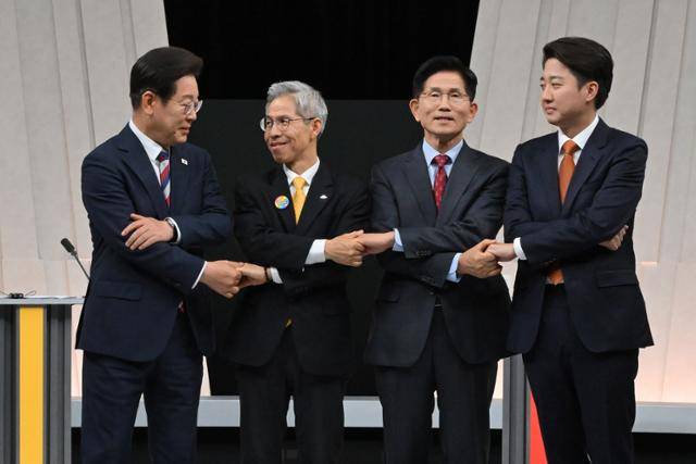 27일 오후 서울 마포구 상암동 MBC 스튜디오에서 열린 중앙선거방송토론위원회 주관 제21대 대통령선거 3차 후보자 토론회 시작에 앞서 각 정당 대선 후보들이 기념촬영을 하고 있다. 왼쪽부터 이재명 더불어민주당, 권영국 민주노동당, 김문수 국민의힘, 이준석 개혁신당 대선 후보. 뉴시스