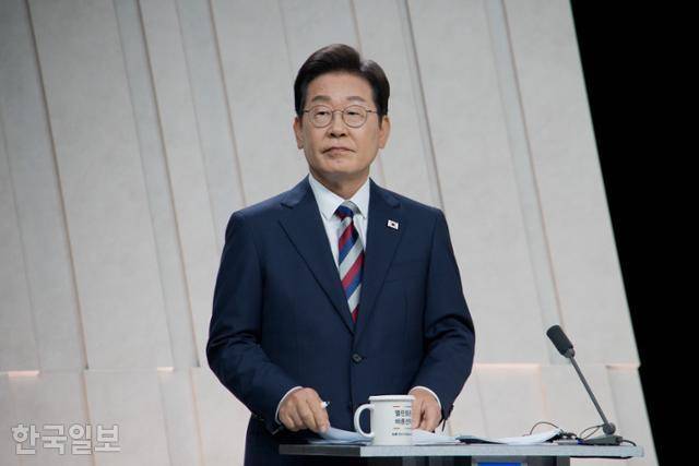 27일 서울 상암 MBC스튜디오에서 열린 21대 대선후보 3차 토론회에서 이재명 더불어민주당 대선 후보가 발언을 준비하고 있다. 국회사진기자단