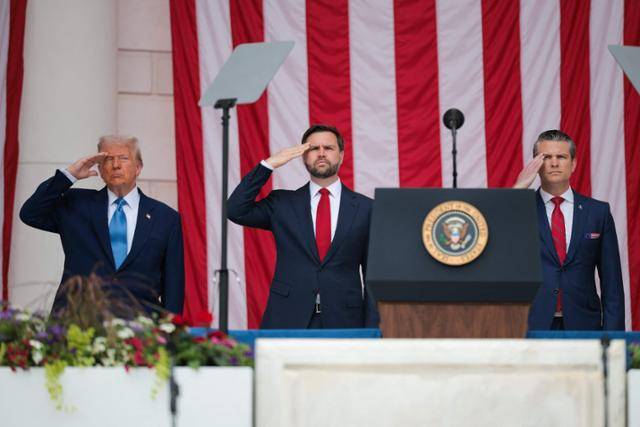 도널드 트럼프(왼쪽부터) 미국 대통령과 JD 밴스 미 부통령, 피트 헤그세스 미 국방부 장관이 26일 미 버지니아주 알링턴의 알링턴 국립묘지 내 메모리얼 원형극장에서 열린 메모리얼데이(현충일) 기념식에 참석해 거수경례를 하고 있다. 트럼프 대통령이 이날 대동한 밴스 부통령과 헤그세스 장관은 군 복무 경험이 있다. 알링턴=AFP 연합뉴스