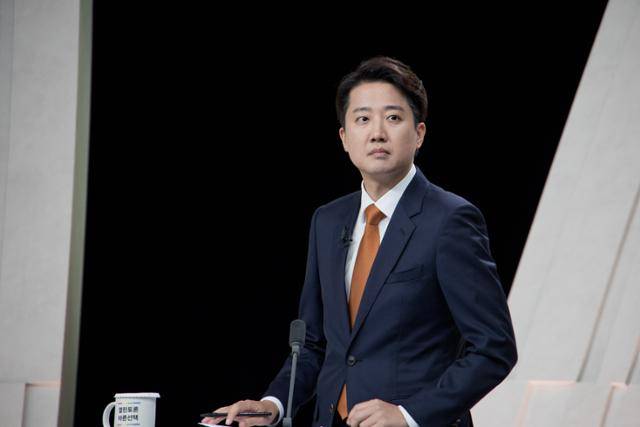 27일 서울 마포구 상암동 MBC스튜디오에서 열린 21대 대선후보 3차 토론회에 이준석 개혁신당 후보가 참석하여 토론회를 준비하고 있다. 국회사진기자단