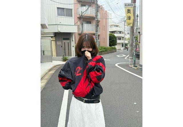 그룹 에스파 멤버 카리나가 SNS를 통해 근황을 공개했다가 정치색 논란에 휩싸였다. 카리나 SNS