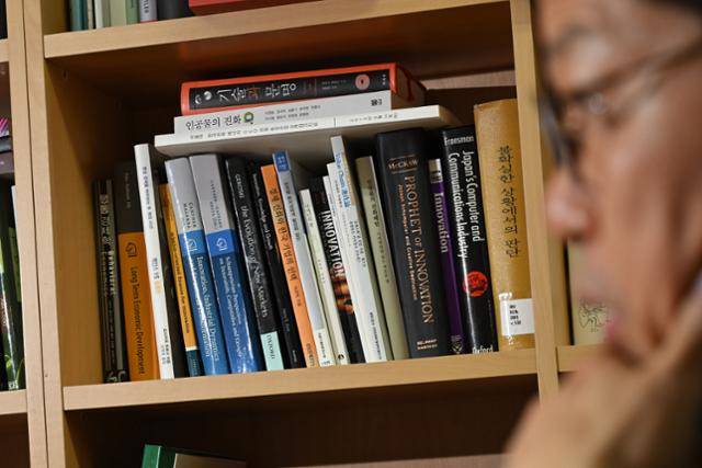 22일 본보와 인터뷰하는 이정동 교수 뒤쪽으로 연구실 서가에 책들이 꽂혀있다. 박시몬 기자