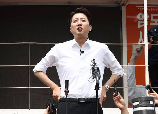 이준석 개혁신당 대통령 후보가 28일 서울 영등포구 여의도공원에서 유세를 마치고 전날 토론회에서 여성의 신체를 묘사하며 젓가락 발언을 한 것과 관련한 취재진 질의에 답변하고 있다. 뉴스1