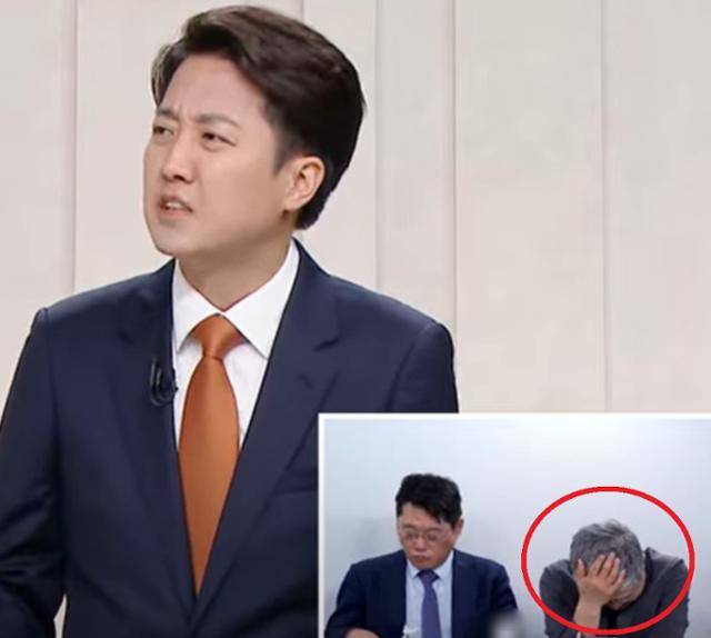 이준석 개혁신당 대선후보가 27일 열린 6·3 대통령선거 후보자 3차TV토론서 권영국 민주노동당 대선후보를 향해 질문하며 부적절한 단어를 꺼내자 같은 날 이 장면을 지켜보던 정치평론가 장성철 공론센터소장(빨간 원)이 머리를 붙잡고 고개를 숙이고 있다 유튜브 '시사인'채널 실시간 영상 화면 캡처