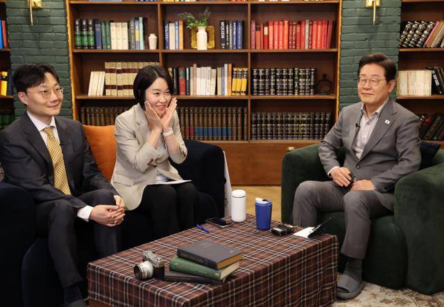 이재명 더불어민주당 대선후보가 28일 서울 신사동 가로수길 미드타운 스튜디오에서 '1400만 개미와 한배 탔어요' 유튜브 라이브를 윤태준 소액주주행동 플랫폼액트 소장, 이소영 의원과 함께하고 있다. 고영권 기자