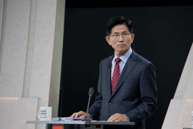 27일 서울 상암 MBC스튜디오에서 열린 21대 대선후보 3차 토론회에 국민의힘 김문수 후보가 참석하여 토론회를 준비하고 있다. 국회사진기자단