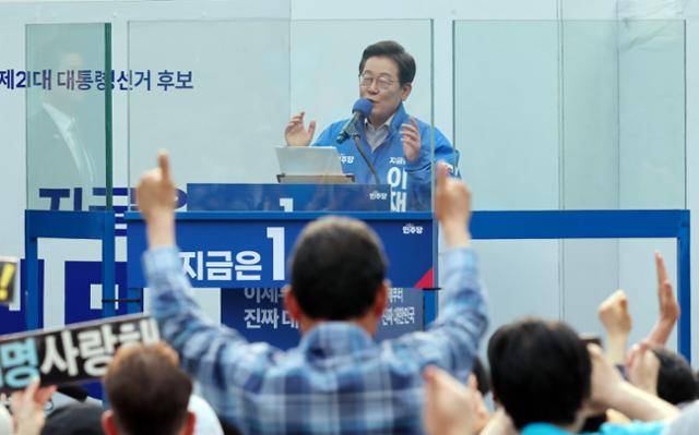 이재명 더불어민주당 대선 후보 가 28일 오후 서울 광진구 어린이대공원 앞에서 유세하고 있다. 고영권 기자