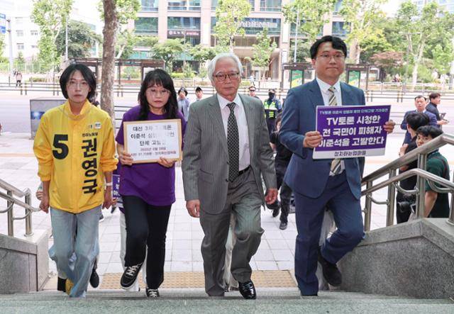 장혜영(왼쪽부터) 민주노동당 공동선대위원장과 김숙영 정치하는엄마들 공동대표, 이덕우 변호사가 28일 서울 서대문구 경찰청 민원실에서 제21대 대선후보 3차 TV토론 중 이준석 개혁신당 대선후보의 성범죄 발언 관련 단체 고발장을 접수하고 있다. 홍인기 기자