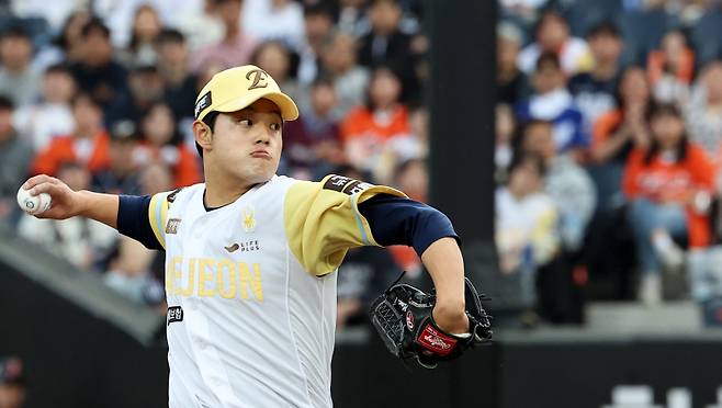 <yonhap photo-5716=""> 역투하는 한화 문동주 (대전=연합뉴스) 배재만 기자 = 7일 대전 한화생명볼파크에서 열린 프로야구 2025 신한 SOL 뱅크 KBO리그 삼성 라이온즈와 한화 이글스의 경기. 1회 초 한화 선발 투수 문동주가 역투하고 있다. 2025.5.7 scoop@yna.co.kr/2025-05-07 18:50:38/ <저작권자 ⓒ 1980-2025 ㈜연합뉴스. 무단 전재 재배포 금지, AI 학습 및 활용 금지></yonhap>