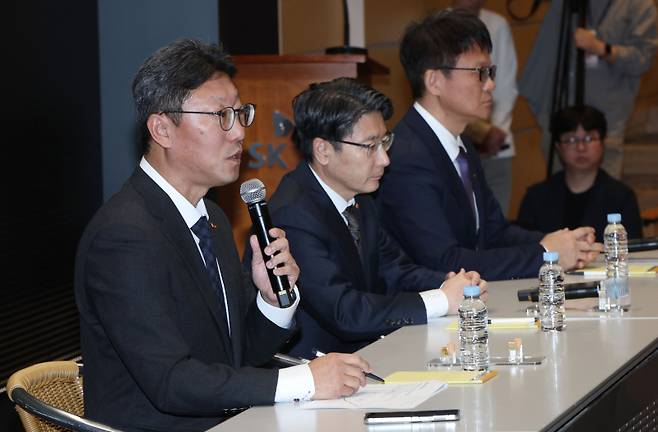 <yonhap photo-3523="">SK텔레콤 류정환(오른쪽부터) 네트워크인프라센터장, 임봉호 MNO 사업부장, 김희섭 커뮤니케이션 센터장이 서울 중구 SKT타워에서 해킹 사고와 관련해 취재진 질문에 답하고 있다. 연합뉴스</yonhap>