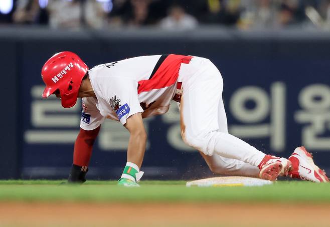 <yonhap photo-4500="">27일 광주기아챔피언스필드에서 열린 프로야구 키움 히어로즈와 KIA 타이거즈의 경기. KIA 김도영이 5회말 2사에서 2루도루에 성공하고 있다. 김도영은 다리부상으로 대주자로 교체됐다. 2025.5.27 [연합뉴스]</yonhap>