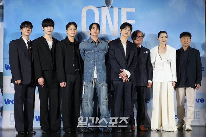 배우 이정하, 김도완, 유희제, 육준서, 임성균, 김상호, 김주령, 이성태 감독이 28일 오전 서울 광진구 롯데시네마 건대입구점에서 열린 웨이브 오리지널 'ONE : 하이스쿨 히어로즈' 제작발표회에 참석해 포즈를 취하고 있다. 'ONE : 하이스쿨 히어로즈'는 아버지의 억압에 시달리던 전교 1등 '의겸'(이정하)과 그의 천부적인 싸움 재능을 이용하려는 '윤기'(김도완)가 복면을 쓴 '하이스쿨 히어로즈'를 결성해 억눌린 분노를 폭발시켜 학교 폭력 서열을 뒤엎는 하이스쿨 액션 드라마. 오는 30일 공개. 서병수 기자 qudtn@edaily.co.kr /2025.05.28/