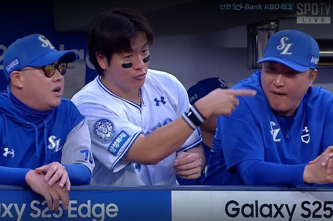 27일 대구 롯데전에서 투수 감보아의 투구 폼을 보고 이야기하는 강민호(가운데)와 박진만 삼성 감독, 이진영 타격코치. SPOTV/티빙 중계화면 캡쳐