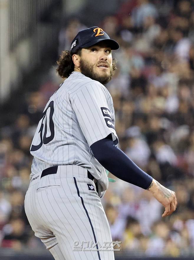 2025 KB0리그 프로야구 LG트윈스와 한화이글스의 경기가 28일 오후 서울 잠실야구장에서 열렸다. 6회말 2사 폰세가 풀카운트에서 김현수에게 2루타를 허용한 후 타구방향을 바라보고 있다. 잠실=김민규 기자 mgkim1@edaily.co.kr