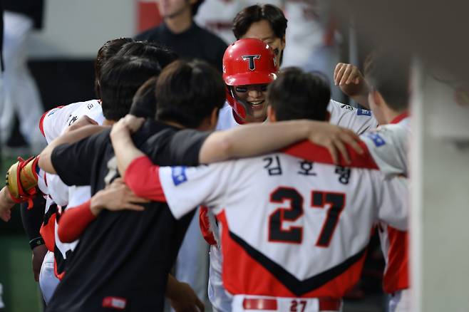 28일 광주 키움전에서 홈런을 때려낸 오선우가 동료들과 세리머니를 하고 있다. KIA 제공