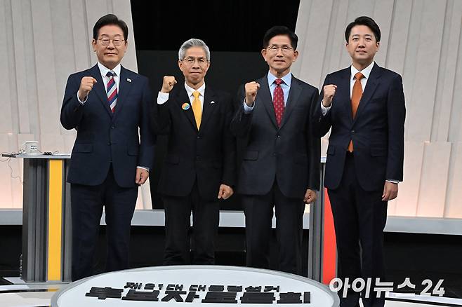 더불어민주당 이재명(왼쪽부터), 민주노동당 권영국, 국민의힘 김문수, 개혁신당 이준석 대선 후보가 27일 서울 마포구 상암동 MBC 스튜디오에서 진행된 정치 분야 TV토론회에서 기념촬영을 하고 있다. [사진=국회사진기자단]