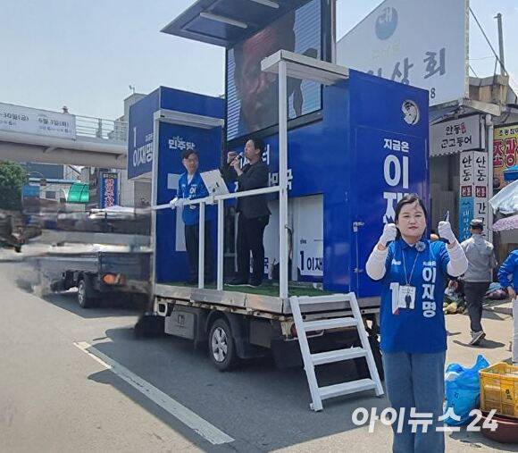27일 김지수 한반도미래경제포럼 대표가 안동 신시장을 찾아 이재명 후보 지지를 호소하고 있다. [사진=더불어민주당 안동예천선거대책위원회 ]