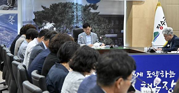 최훈식 군수가 간부회의를 주재한 자리에서 대통령선거 투표 참여를 독려하고 있다. [사진=장수군 ]