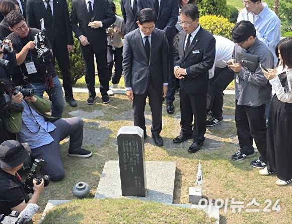 김문수 국민의힘 대통령 후보가 28일 경남 창원시 국립3.15민주묘지 참배 후 김주열 열사 묘역을 찾아 둘러 보고 있다. [사진=임승제 기자]