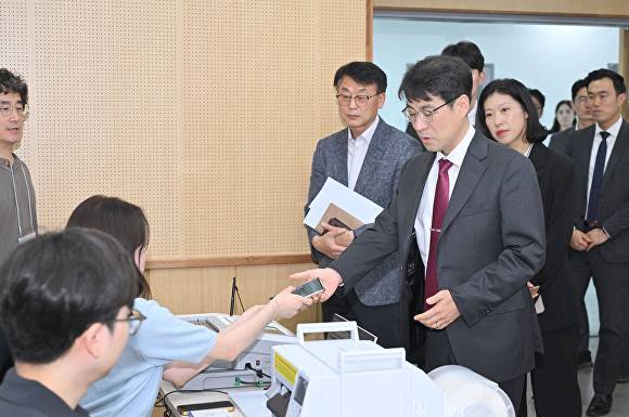 김정기 대구시장 권한대행이 중구 성내3동 사전투표소를 찾아 모의시험 현장을 직접 참관하며 선거 준비 상황을 확인하고 있다 [사진=대구시]
