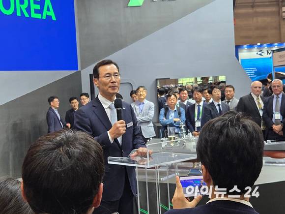 신익현 LIG넥스원 대표이사가 28일 부산 벡스코에서 진행된&nbsp;'국제해양방위산업전(MADEX) 2025'에 참석해 발언하고 있다. [사진=최란 기자]