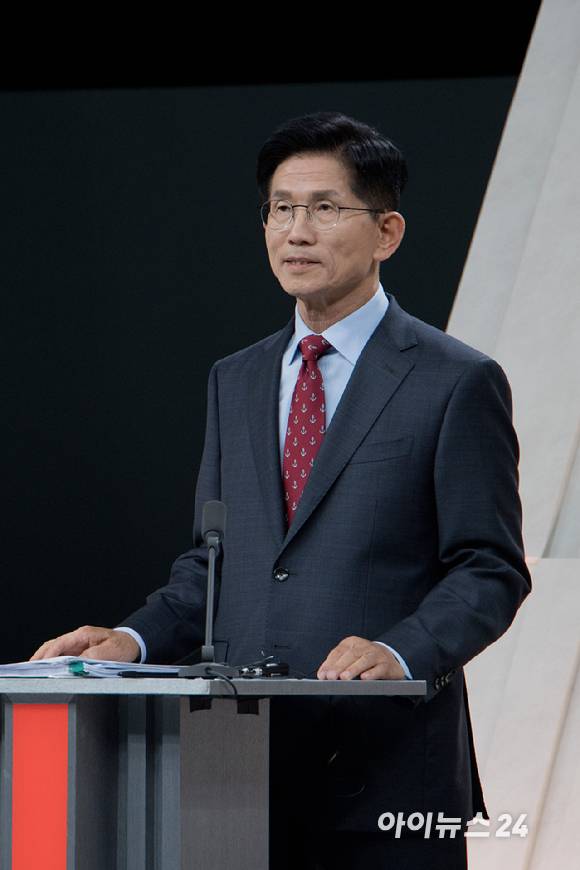 27일 서울 상암 MBC스튜디오에서 열린 21대 대선후보 3차 토론회에 국민의힘 김문수 후보가 참석하여  토론회를 준비하고 있다. [사진=국회사진기자단]