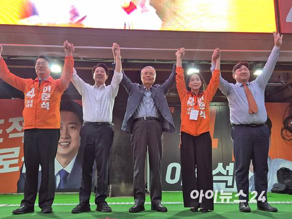 이준석 개혁신당 대선 후보가 28일 오후 서울 강남역 코엑스 인근에서 유세를 하고 있다. [사진=김주훈 기자]